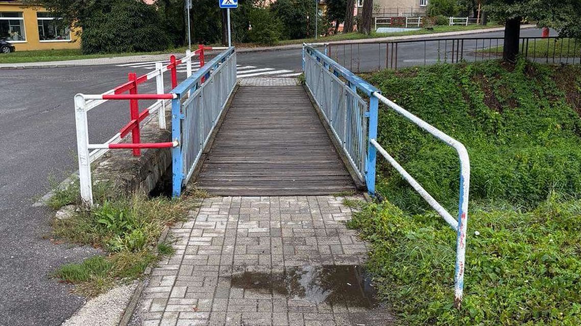 Mesto opravuje ďalší z mostíkov pre peších