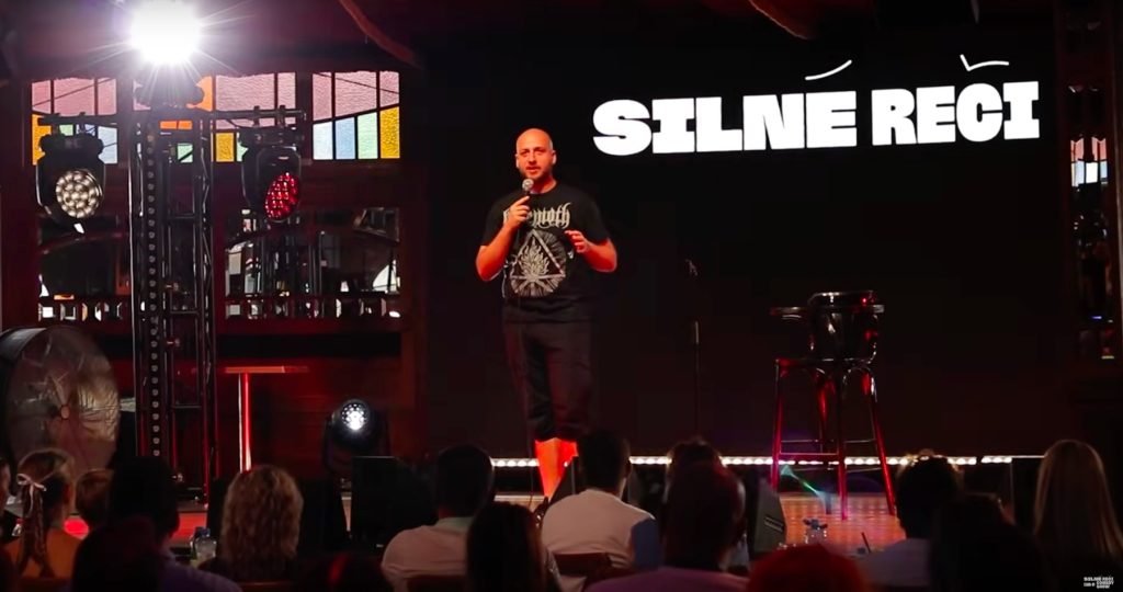 „My si nevieme zastreliť ani vlastného premiéra. Aká krajina, taký Kennedy,“ vtipkoval pred ostravským publikom stand-up komik zo Silných rečí Matej Makovický alias Mako „My si nevieme zastreliť ani vlastného premiéra. Aká krajina, taký Kennedy,“ vtipkoval pred ostravským publikom stand-up komik zo Silných rečí Matej Makovický alias Mako