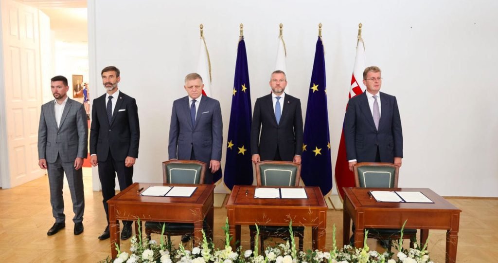 Eduard Chmelár: Bezobsažné memorandum troch najvyšších ústavných činiteľov Slovenskej republiky o jednotnom postupe v našej zahraničnej politike nie je potvrdením suverénnej politiky, ale kapituláciou pred Bruselom