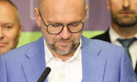 Richard Sulík, dlhoročný líder strany Sloboda a Solidarita (SaS), sa rozhodol vzdať poslaneckého mandátu v Národnej rade SR Richard Sulík, dlhoročný líder strany Sloboda a Solidarita (SaS), sa rozhodol vzdať poslaneckého mandátu v Národnej rade SR