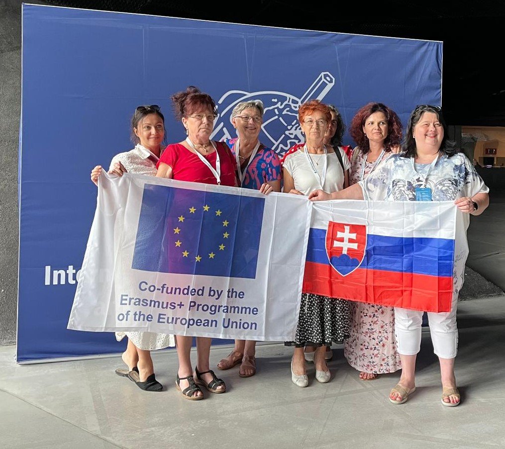 Majster Slovenska v písaní na počítači je žiakom župnej Obchodnej akadémie. Nedávno získal 4. miesto na svete s výkonom 513,1 čistých úderov za minútu Majster Slovenska v písaní na počítači je žiakom župnej Obchodnej akadémie. Nedávno získal 4. miesto na svete s výkonom 513,1 čistých úderov za minútu