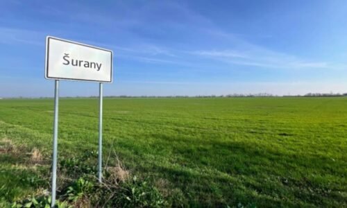 Nová baterkáreň v Šuranoch: Vláda jasá, ale ľudia majú strach, že fabrika vyrábajúca batérie do elektromobilov zničí úrodnú pôdu