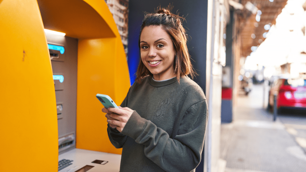 Plastové karty môžete nechať doma. Tieto banky ponúkajú výbery z bankomatov mobilom Plastové karty môžete nechať doma. Tieto banky ponúkajú výbery z bankomatov mobilom