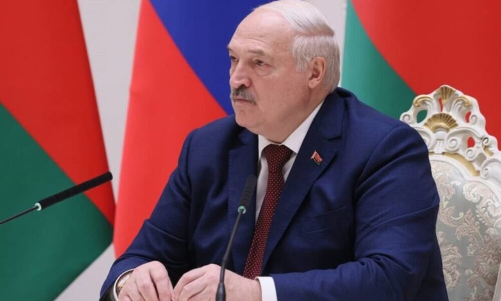 Lukašenko komentoval správy o dronoch na oblohe počas svojho letu