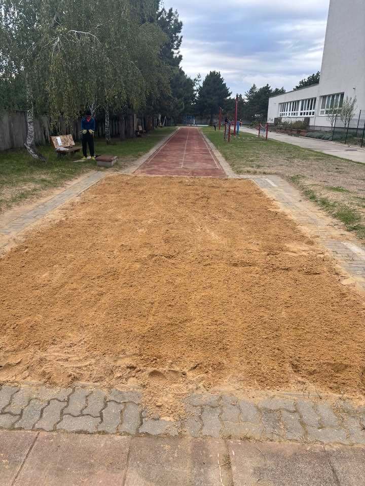 Nevyužitý piesok z povodní slúži deťom Nevyužitý piesok z povodní slúži deťom