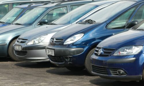 Každé třetí ojeté auto v Česku má stočený tachometr. Které značky patří mezi nejrizikovější?