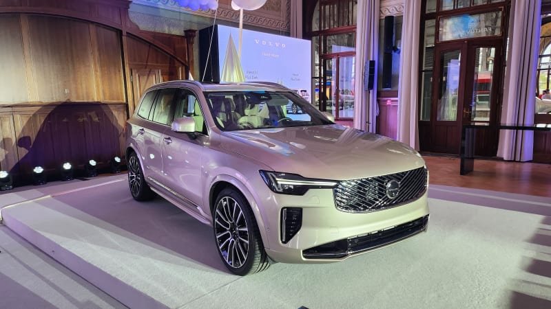 Nové Volvo XC90 dorazilo do Česka. Má sedm míst a cenovku pod dva miliony korun Nové Volvo XC90 dorazilo do Česka. Má sedm míst a cenovku pod dva miliony korun