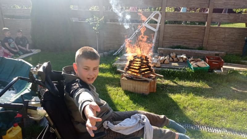 Na péči o tři syny zůstala Soňa sama, nejstarší je postižený. Kvůli autu teď prosí o pomoc Na péči o tři syny zůstala Soňa sama, nejstarší je postižený. Kvůli autu teď prosí o pomoc