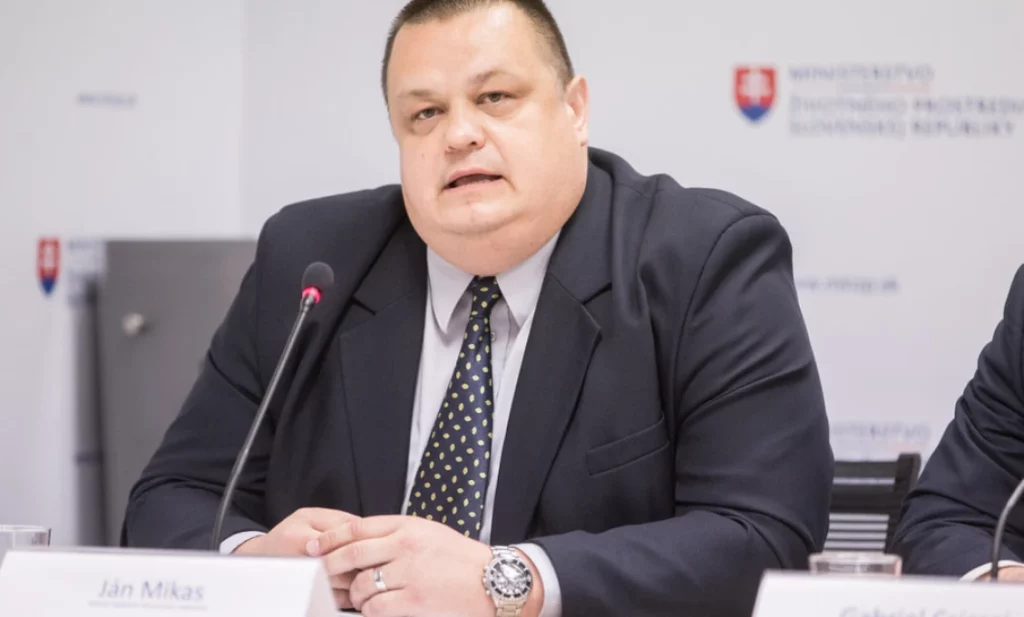 Bývalý hlavný hygienik čelí trestnému oznámeniu za vydieranie občanov počas pandémie Bývalý hlavný hygienik čelí trestnému oznámeniu za vydieranie občanov počas pandémie