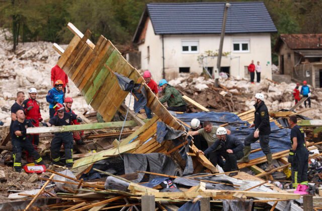 192552_bosnia_floods_72900-640x420.jpg Medzinárodné záchranné tímy prichádzajú do Bosny a Hercegoviny, ničivé záplavy zanechali pod vodou celé oblasti (foto)