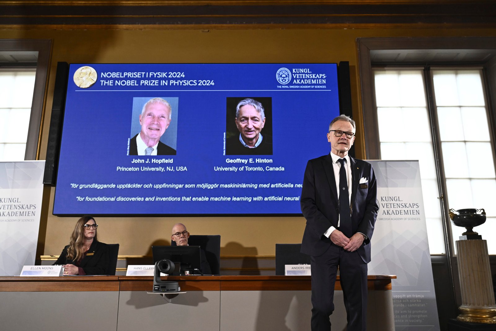193926_sweden_nobel_physics_47790.jpg Nobelovu cenu za fyziku získali dvaja priekopníci umelej inteligencie (foto)