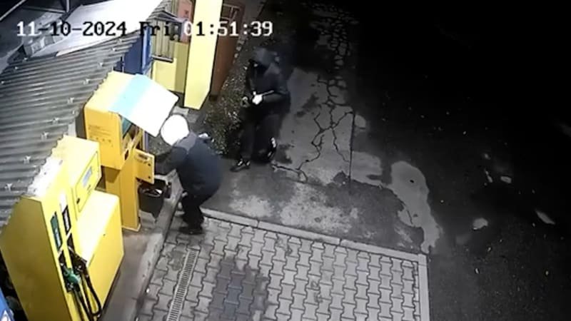 Zloději v Jaroměři vypáčili trezor na benzince, škoda je větší než kořist. Policie po nich pátrá Zloději v Jaroměři vypáčili trezor na benzince, škoda je větší než kořist. Policie po nich pátrá