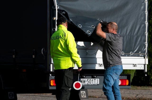 201841_slovakia_hungary_border_76363-640x420.jpg Polícia skontrolovala viac ako 1 300 vozidiel na hraniciach s Maďarskom, cieľom bolo odhaľovanie nelegálnej migrácie