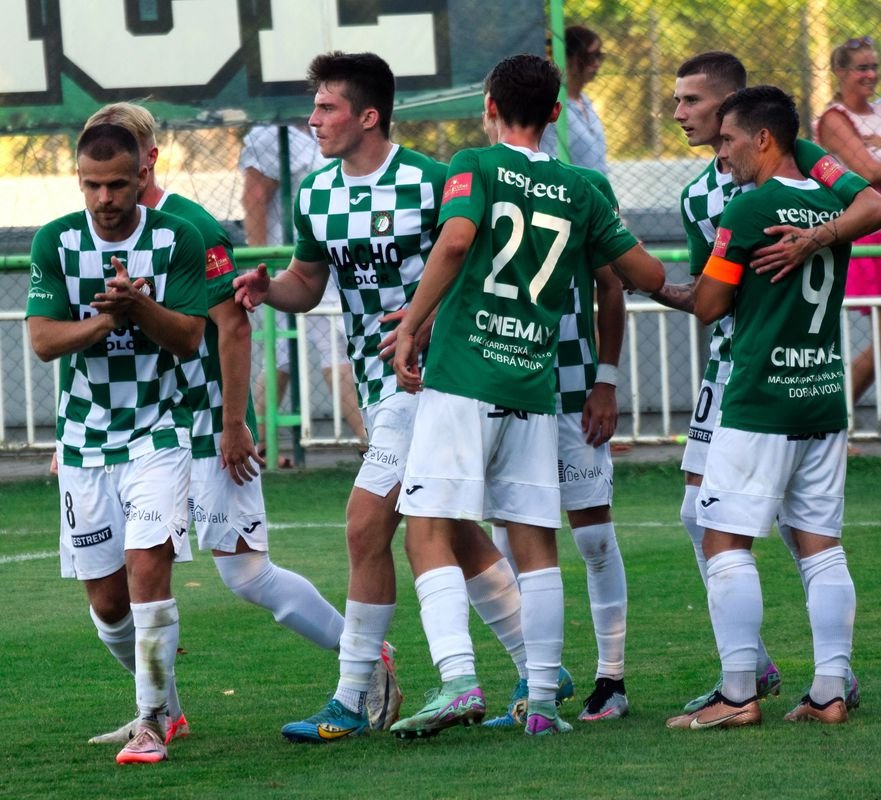 Výbornú formu potvrdili aj proti rezerve Slovana. Malženice už dýchajú na chrbát lídrovi