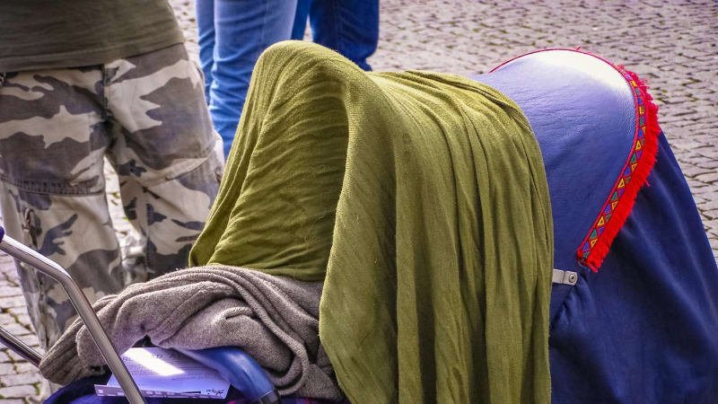 Nevlastní otec umučil dvouletou dcerku, matka to ignorovala. Její mrtvolu pak vozili v kočárku Nevlastní otec umučil dvouletou dcerku, matka to ignorovala. Její mrtvolu pak vozili v kočárku