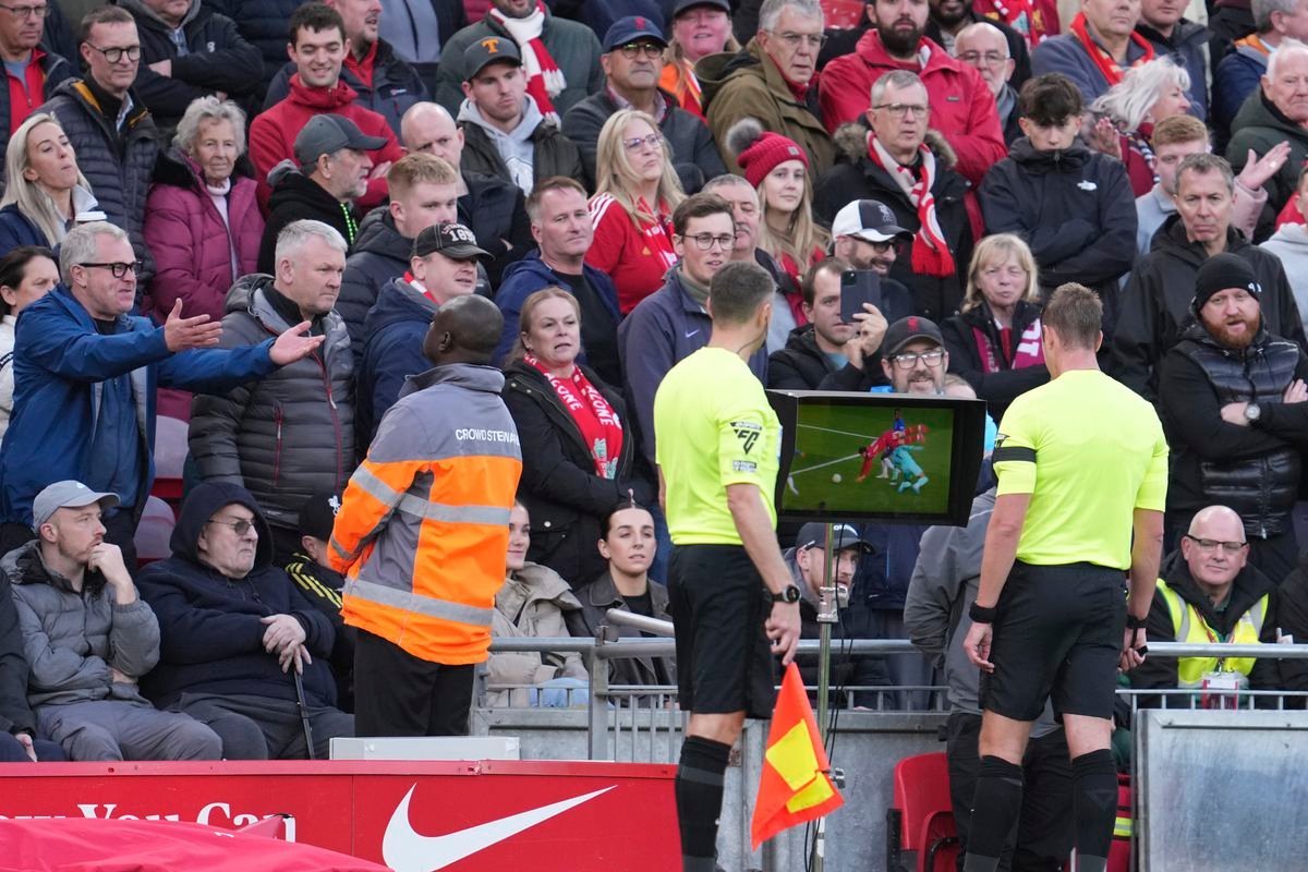 Zápas na Anfielde priniesol niekoľko kontroverzných momentov. Posledný tím opäť hromžil na VAR