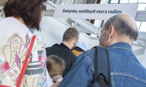 Nezamestnanosť zostáva už trištvrte roka na úrovni piatich percent, nedostatok ľudí je na západe