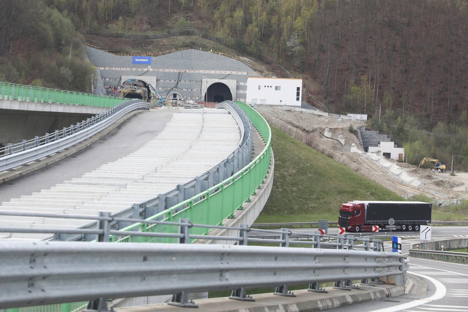 Vo Višňovom vyriešili kľúčový problém, tunel Čebrať pokročil. Pozrite sa, ako sú na tom diaľnice vo výstavbe Vo Višňovom vyriešili kľúčový problém, tunel Čebrať pokročil. Pozrite sa, ako sú na tom diaľnice vo výstavbe