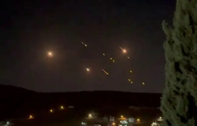 Video: Izrael práve zažíva peklo – 400 iránskych rakiet prerazilo izraelskú protiraketovú obranu v dvoch vlnách