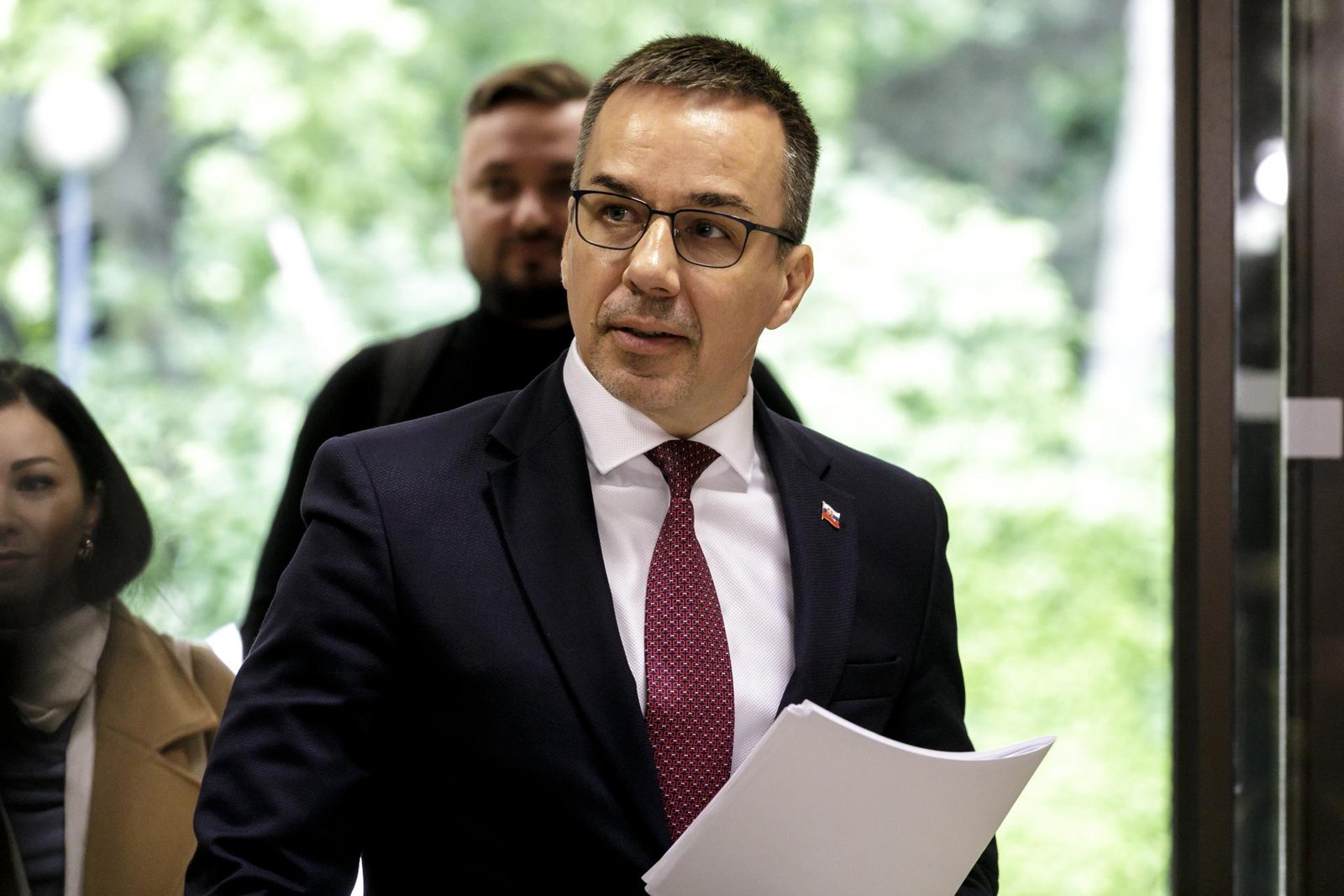 O stovky miliónov prídu dôchodcovia aj sporitelia. Poisťovňu zadotuje štát rekordnou sumou, odvody nestíhajú O stovky miliónov prídu dôchodcovia aj sporitelia. Poisťovňu zadotuje štát rekordnou sumou, odvody nestíhajú