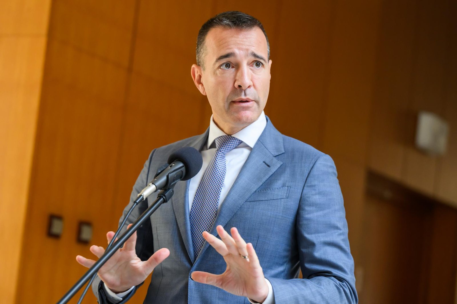 Drucker odsúdil útoky politikov a dezinformačných médií na školy Drucker odsúdil útoky politikov a dezinformačných médií na školy