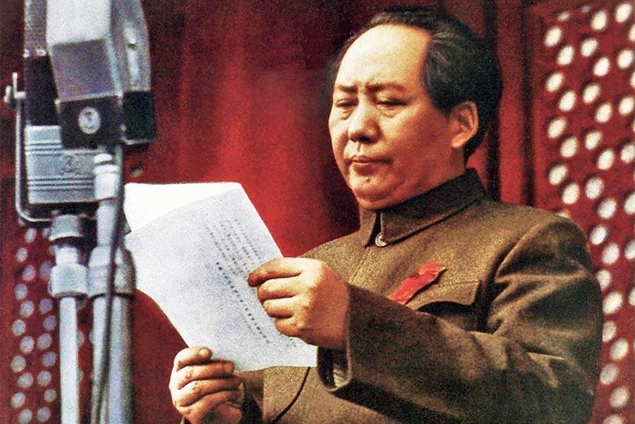 Keď sa Číny zmocnil červený cisár. Mao Ce-tung rozpútal v krajine šialenstvo, zatienil Hitlera i Stalina Keď sa Číny zmocnil červený cisár. Mao Ce-tung rozpútal v krajine šialenstvo, zatienil Hitlera i Stalina