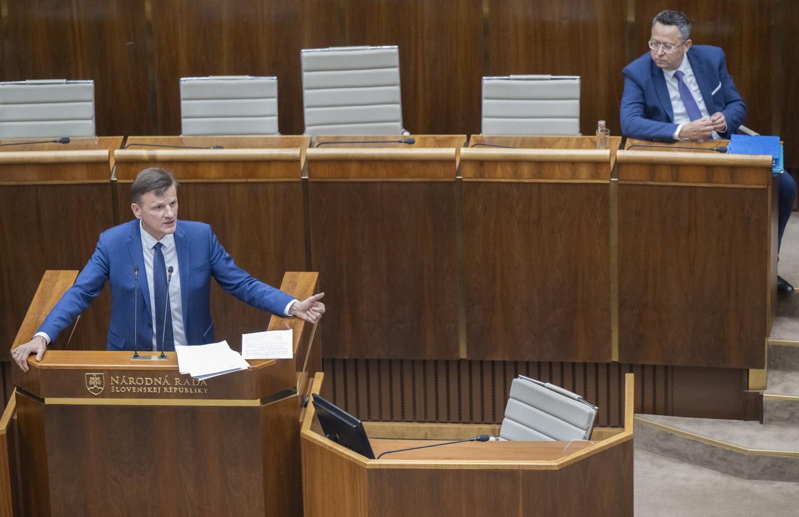 Opozícia reaguje na schválenie konsolidačného balíčka a transakčnej dane