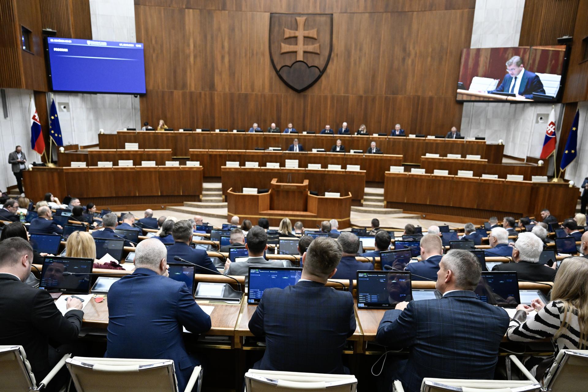 Poslanci oceňujú zámer zmeniť financovanie materských škôl. Opozícia navrhuje zmeny