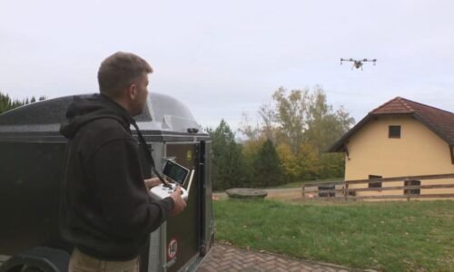 Digitální pole a kravíny: Dron spočítá zvířata. Umělá inteligence řekne, kdy zasít a sklidit