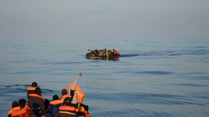 Nejsmrtelnější rok migrantů. Pašeráci je donutili vyskočit z lodí, 100 se jich pohřešuje Nejsmrtelnější rok migrantů. Pašeráci je donutili vyskočit z lodí, 100 se jich pohřešuje