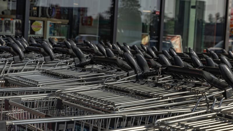 Matka viní britský Lidl. Chlapec vypadl z rozjetého košíku a rozbil si hlavu Matka viní britský Lidl. Chlapec vypadl z rozjetého košíku a rozbil si hlavu