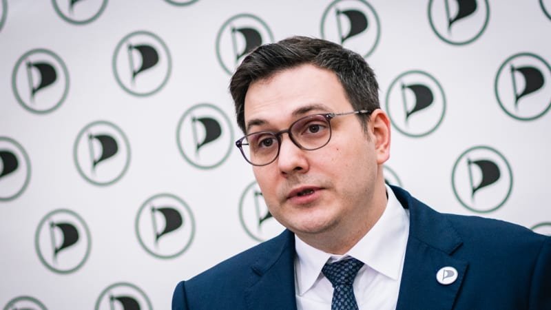 Piráti cupují Lipavského: Cynický pokrytče. Vzepřel ses vůli strany, zvolil jsi sobecký zájem Piráti cupují Lipavského: Cynický pokrytče. Vzepřel ses vůli strany, zvolil jsi sobecký zájem