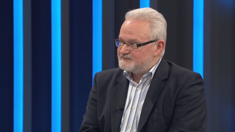 Schmarcz: Debata o penězích pro Pavlovou je trapná. Šaty jí může koupit manžel z náhrad Schmarcz: Debata o penězích pro Pavlovou je trapná. Šaty jí může koupit manžel z náhrad
