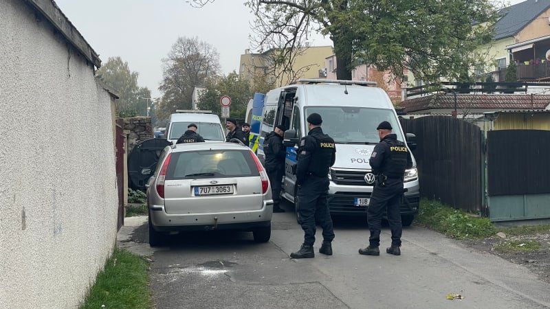 Velká razie v Dubí. Kriminalisté kvůli drogám prošpikovali celé město, zatkli 18 lidí Velká razie v Dubí. Kriminalisté kvůli drogám prošpikovali celé město, zatkli 18 lidí