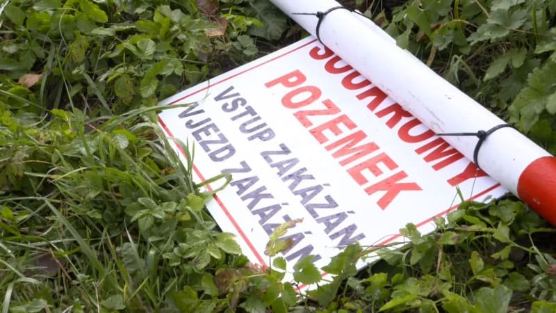 Lidé ve Smržovce nemohou domů. Město se nedohodlo s vlastníkem cesty, ten na ni dal závoru Lidé ve Smržovce nemohou domů. Město se nedohodlo s vlastníkem cesty, ten na ni dal závoru