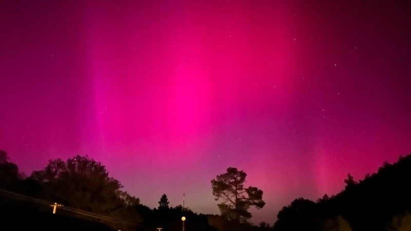 Noční oblohu může rozjasnit velkolepá polární záře. K Zemi míří silná geomagnetická bouře Noční oblohu může rozjasnit velkolepá polární záře. K Zemi míří silná geomagnetická bouře