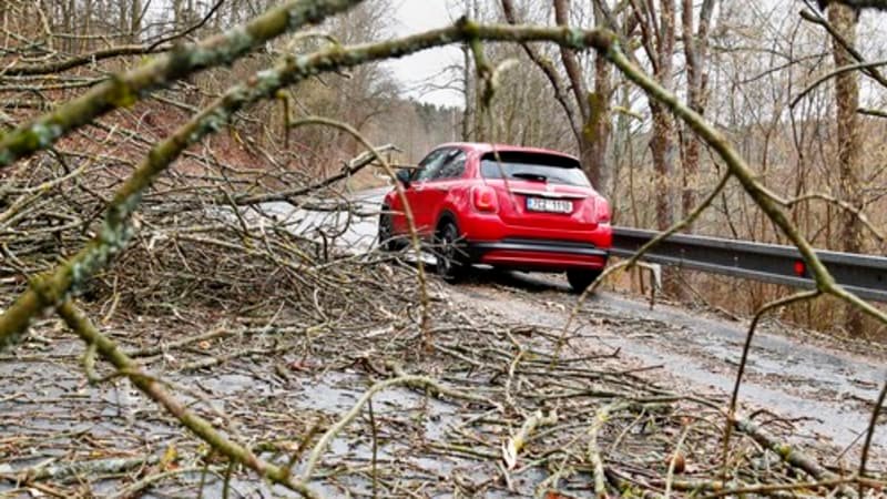 VÝSTRAHA: Do Česka se žene silný vítr. Může poškodit budovy a komplikovat dopravu VÝSTRAHA: Do Česka se žene silný vítr. Může poškodit budovy a komplikovat dopravu