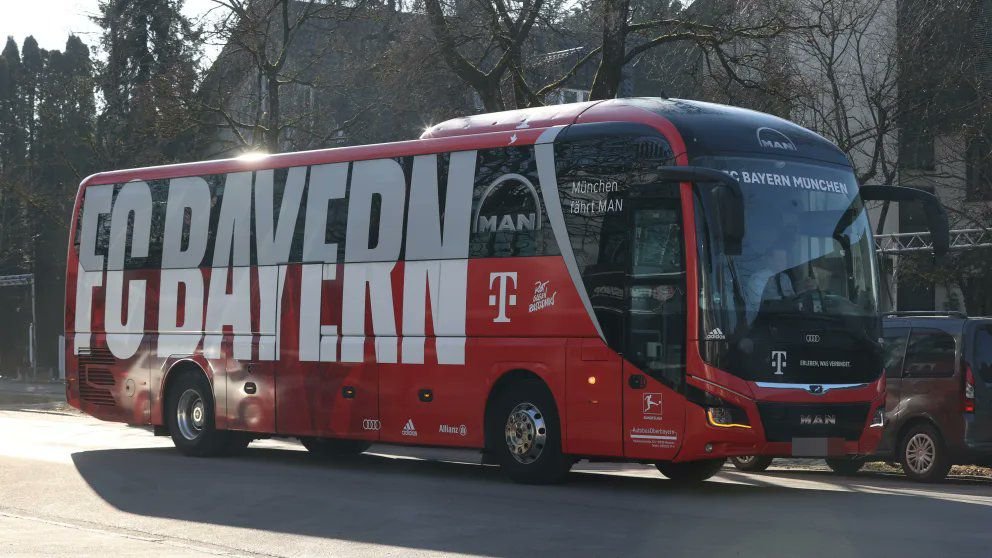 Hanebné správanie fanúšikov Barcelony. Kameňmi zaútočili na autobus Bayernu