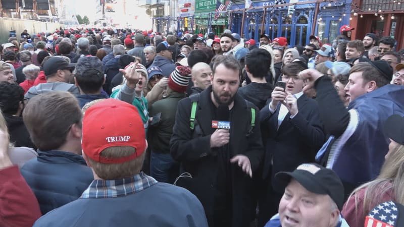Reportáž z Trumpova volebního mítinku: Příchod štábu CNN Prima NEWS rozzuřil nažhavený dav