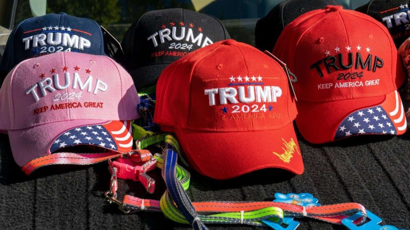 Ženy se popraly kvůli Trumpově kšiltovce. Museli je vyvést z letadla, zpozdily let o dvě hodiny Ženy se popraly kvůli Trumpově kšiltovce. Museli je vyvést z letadla, zpozdily let o dvě hodiny