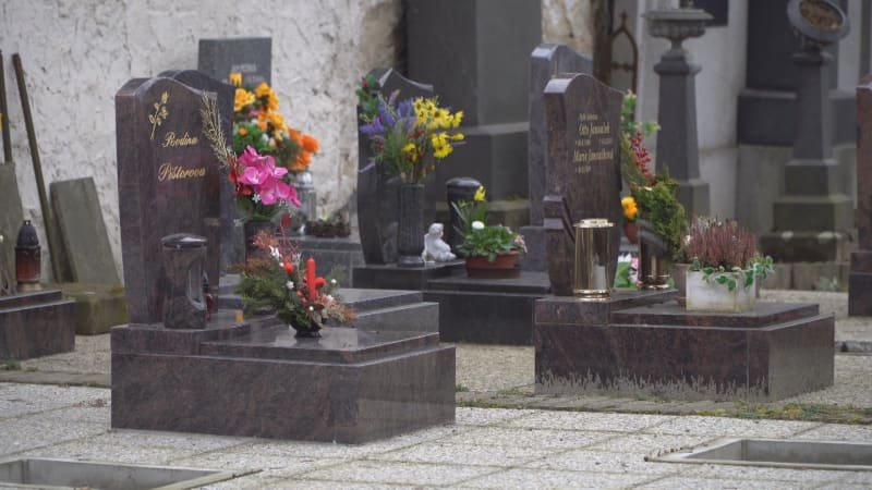 S návštěvníky míří před Dušičkami na hřbitovy i zloději. Existuje proti nim pojištění S návštěvníky míří před Dušičkami na hřbitovy i zloději. Existuje proti nim pojištění