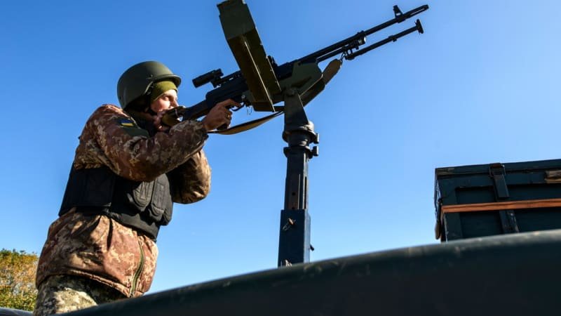 Unikátní záběry z bojů: Přesná muška, pak radost. Ukrajinci sestřelili ruský dron kulometem Unikátní záběry z bojů: Přesná muška, pak radost. Ukrajinci sestřelili ruský dron kulometem