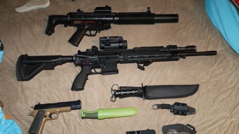 Vystřílím třídu v Praze, vyhrožoval mladík. Policie u něj našla zbraně
