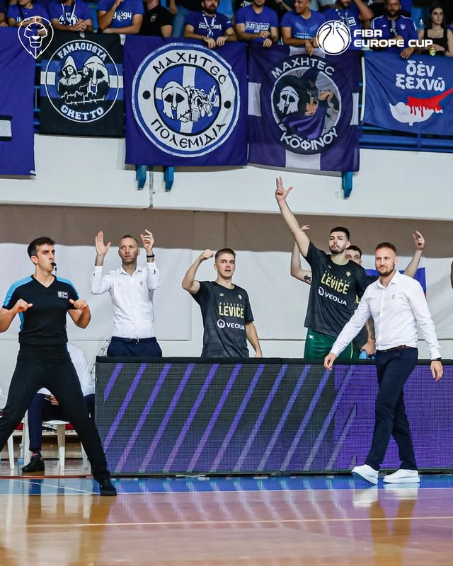 Hádzali po nich predmety, zápas bol prerušený. Nič také som nikdy nezažil, reaguje tréner majstra