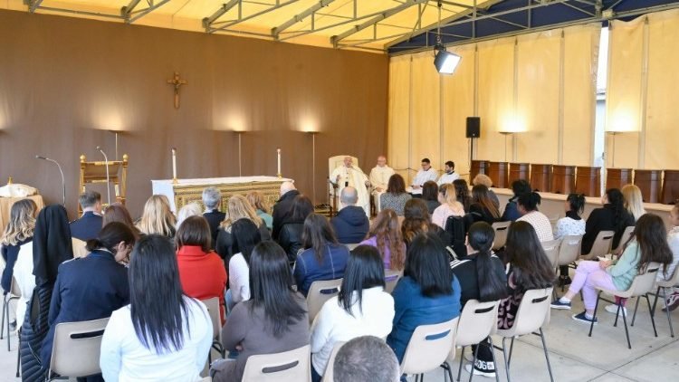 Pápež pri príležitosti Jubilea otvorí Svätú bránu v rímskej väznici Pápež pri príležitosti Jubilea otvorí Svätú bránu v rímskej väznici