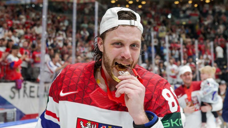 Nevídaná chyba v americkém seriálu o NHL. Místo Pastrňákova otce ukázali českou ikonu