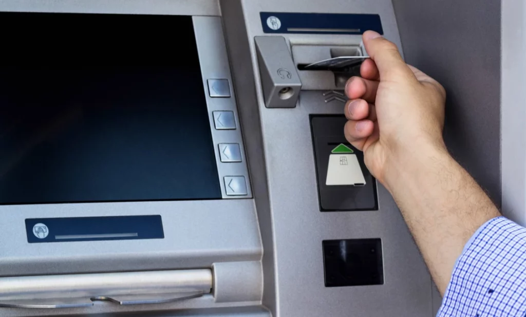 Nový spôsob, ako budeme vyberať peniaze z bankomatov Nový spôsob, ako budeme vyberať peniaze z bankomatov