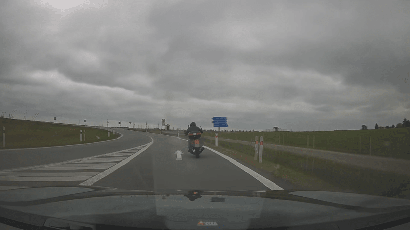 Motorkář minul policisty dvousetkilometrovou rychlostí. Manévr na D11 zachytila kamera Motorkář minul policisty dvousetkilometrovou rychlostí. Manévr na D11 zachytila kamera