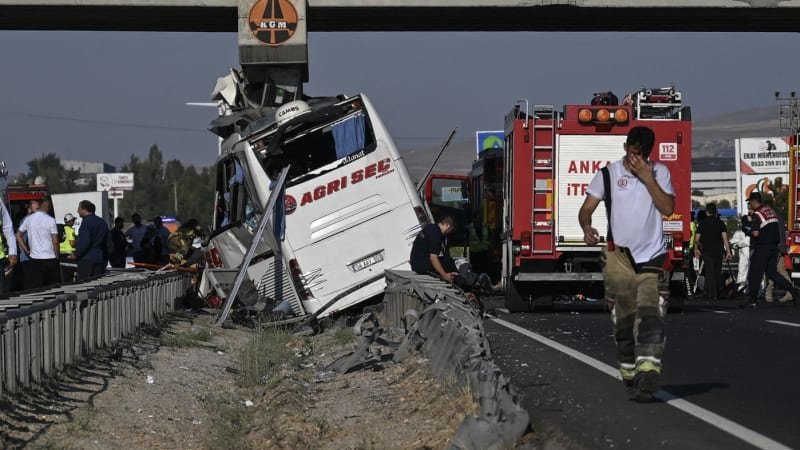 Tragickou nehodu autobusu v Turecku nepřežilo šest lidí. O 25 zraněných se starají záchranáři Tragickou nehodu autobusu v Turecku nepřežilo šest lidí. O 25 zraněných se starají záchranáři