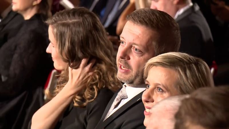 Úsměvy Rakušana i chladný Turek: Zasedací pořádek na Hradě k sobě přiřadil politické rivaly Úsměvy Rakušana i chladný Turek: Zasedací pořádek na Hradě k sobě přiřadil politické rivaly